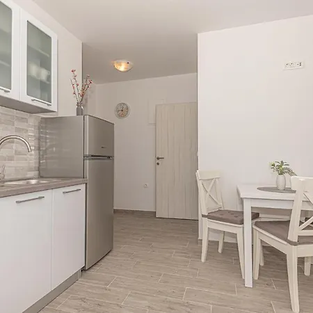 Nice In With House Sea View Apartmán Murter