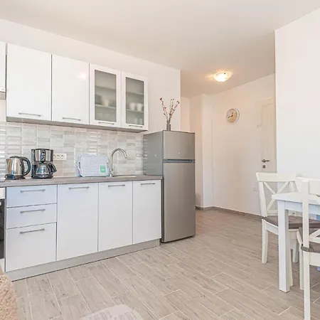 Nice In With House Sea View Apartmán Murter